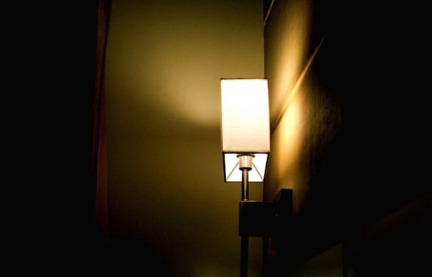 Lampa w sypialni