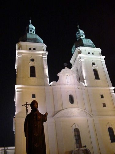 oświetlenie kościoła Świętej Rodziny w Pile