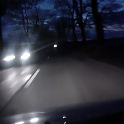 Droga bez oświetlenia drogowego