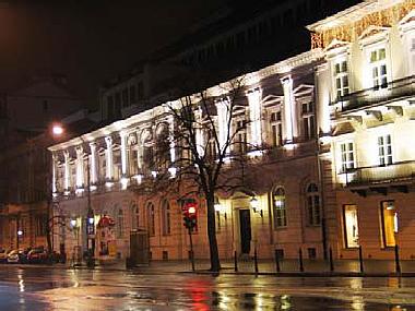 budynek oświetlony z dołu