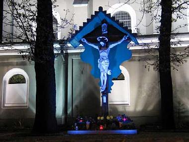 oświetlenie figury Chrystusa