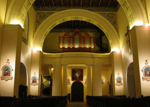 oświetlenie świetlówkowe prospektu organowego i sufitu kościoła