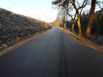 luminacja drogi i zdjęcie drogi zrobione ze światłem za plecami