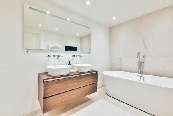 Oświetlenie łazienki — oczka halogenowe