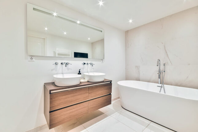 Oświetlenie łazienki — oczka halogenowe