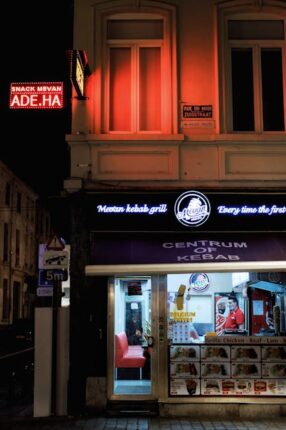 Neony i kasetony świetlne na budynku nocą.