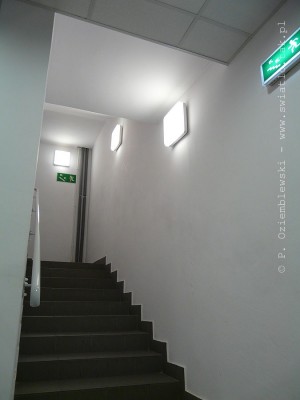 Oświetlenie schodów i całej przestrzeni klatki schodowej